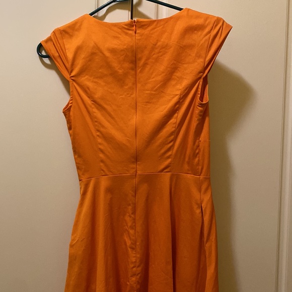 Hancpiers dress 50s retro style in burnt orange. - Picture 3 of 5